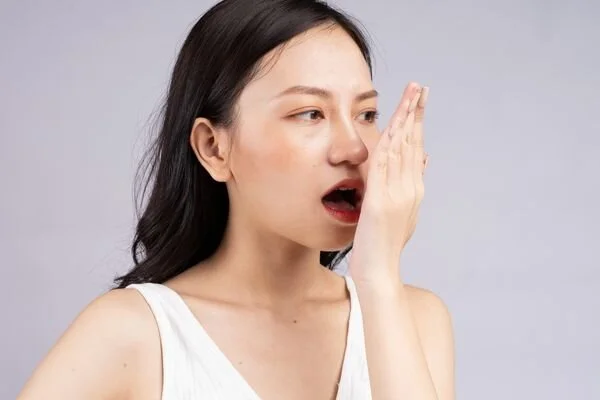 Ağız Kokusu Neden Olur? Evde ve Klinik Ortamda Kesin Çözüm Yöntemleri